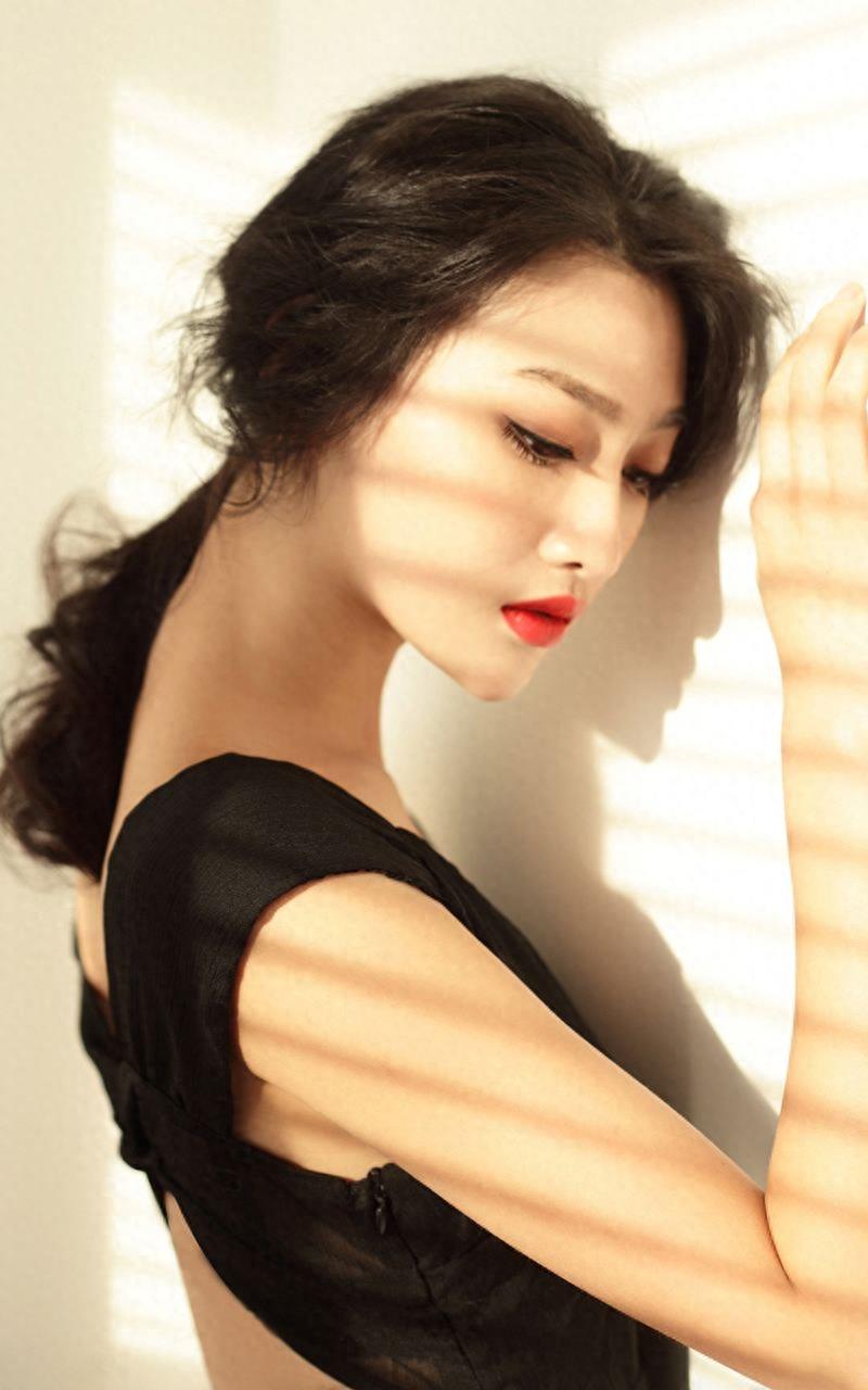 白柳汐，《烈日灼心》中被杀害的女画家，形象和气质颇似周迅