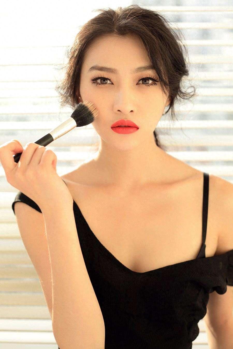 白柳汐，《烈日灼心》中被杀害的女画家，形象和气质颇似周迅