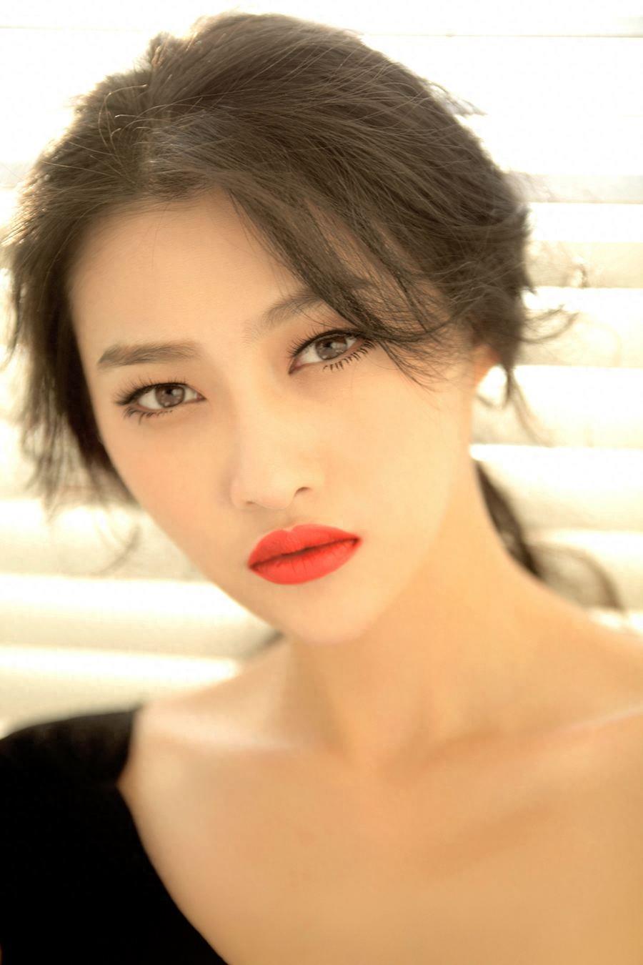白柳汐，《烈日灼心》中被杀害的女画家，形象和气质颇似周迅