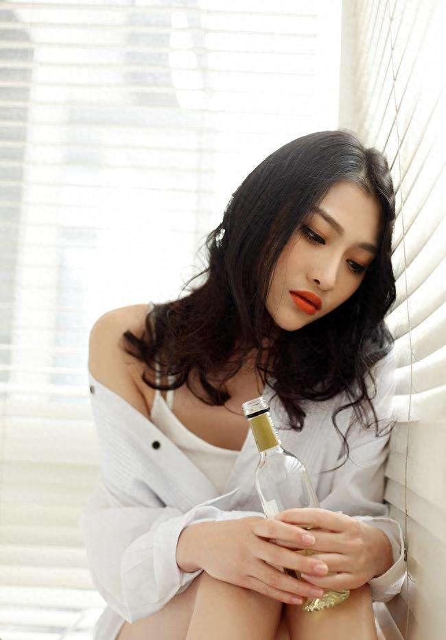 白柳汐，《烈日灼心》中被杀害的女画家，形象和气质颇似周迅