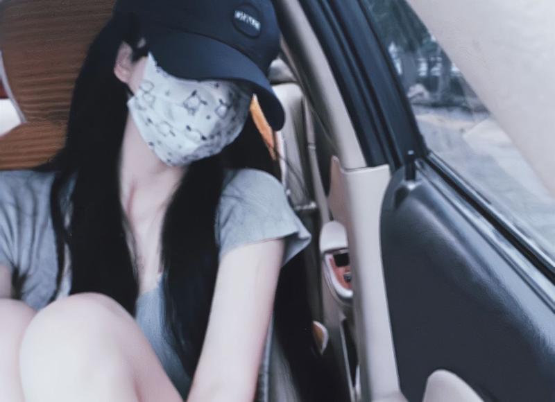 男子只顾玩游戏，女友站旁边摸肚子喊饿，男子无动于衷：我也没钱
