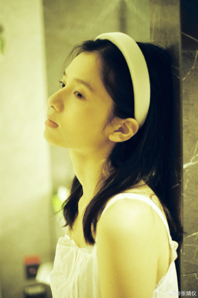 张婧仪浴室素颜白色连衣裙 氛围感满满