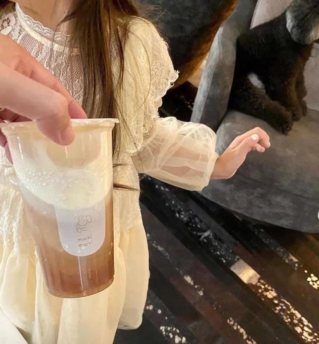 周杰伦晒女儿近照，小周周长成小仙女啦