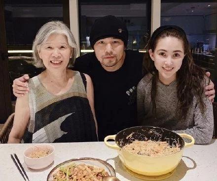 周杰伦晒女儿近照，小周周长成小仙女啦