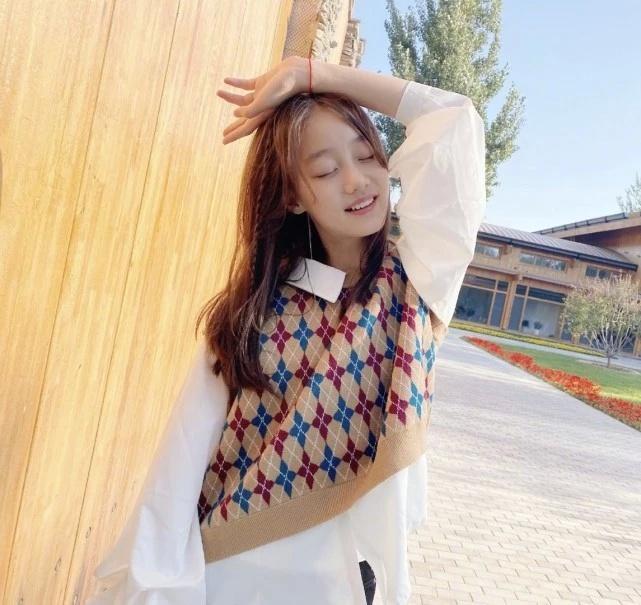 赵薇“女儿”因颜值高被禁整容，13岁穿老爹鞋配魔术裤，贼显腿长