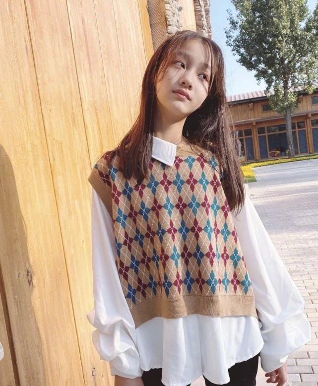 赵薇“女儿”因颜值高被禁整容，13岁穿老爹鞋配魔术裤，贼显腿长