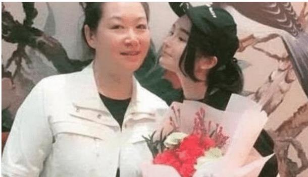 赵本山大女儿近照曝光，和小女儿球球简直不是一个世界的