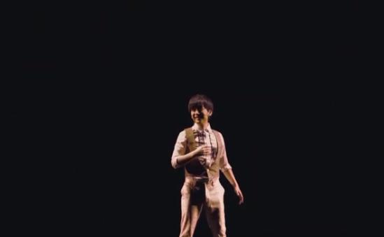 周杰伦亮相春晚，《告白气球》搭配高科技魔术，甜蜜无敌！