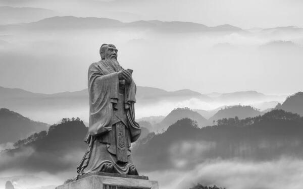 孔子简介：东方三大圣人之一，儒家学派的创始人
