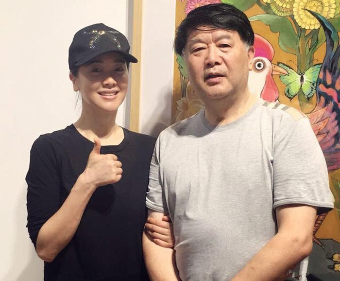 40岁左小青全家照，大20岁富老公背景显赫为人低调，女儿颜值爆棚