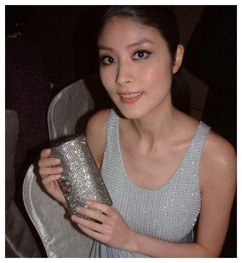 大佬级明星，黑帮也要“忌惮三分”意想不到，她背景如此强大