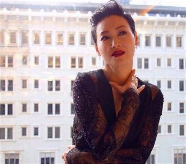 58岁“灭绝师太”近照曝光, 长得这么美却没人娶她