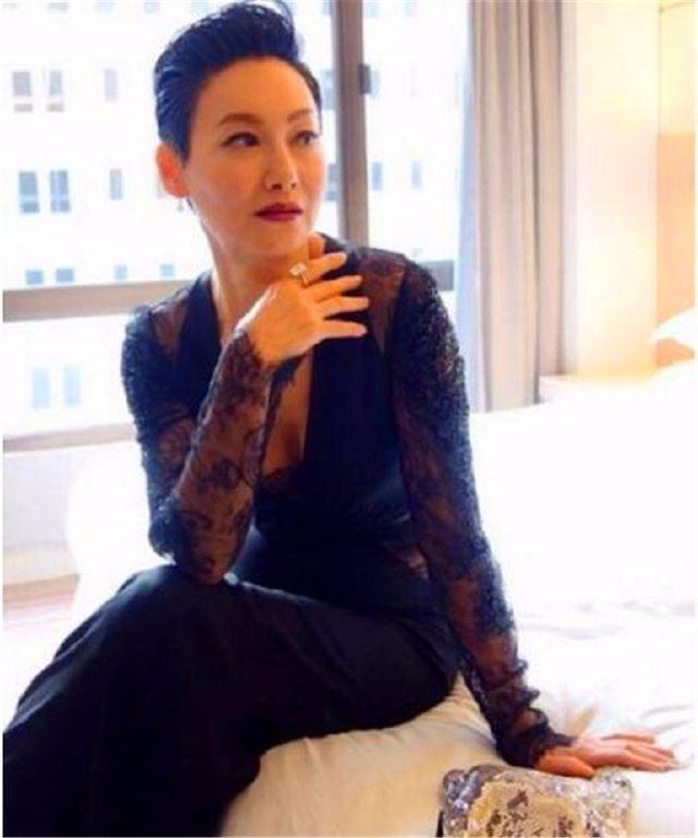 58岁“灭绝师太”近照曝光, 长得这么美却没人娶她