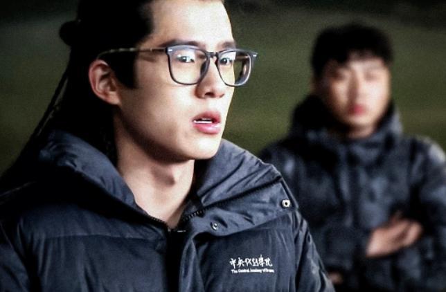 易烊千玺穿中戏校服，吴磊穿北电校服，果然是模特颜值决定一切