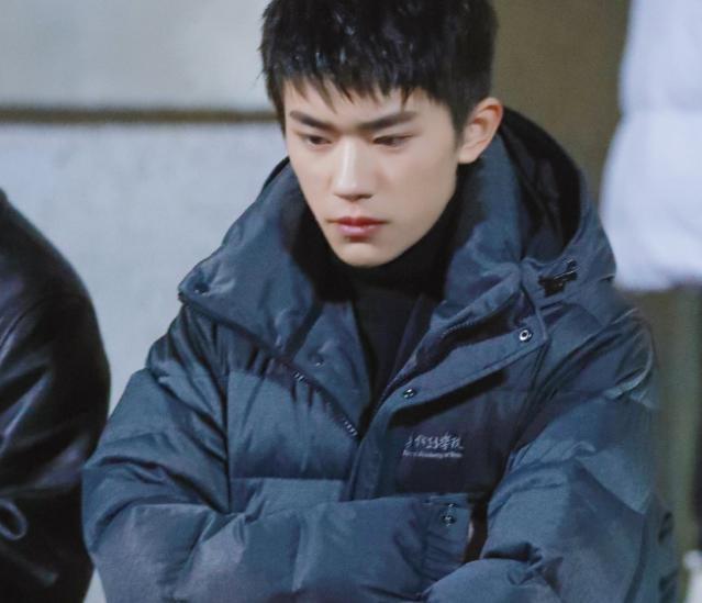 易烊千玺穿中戏校服，吴磊穿北电校服，果然是模特颜值决定一切