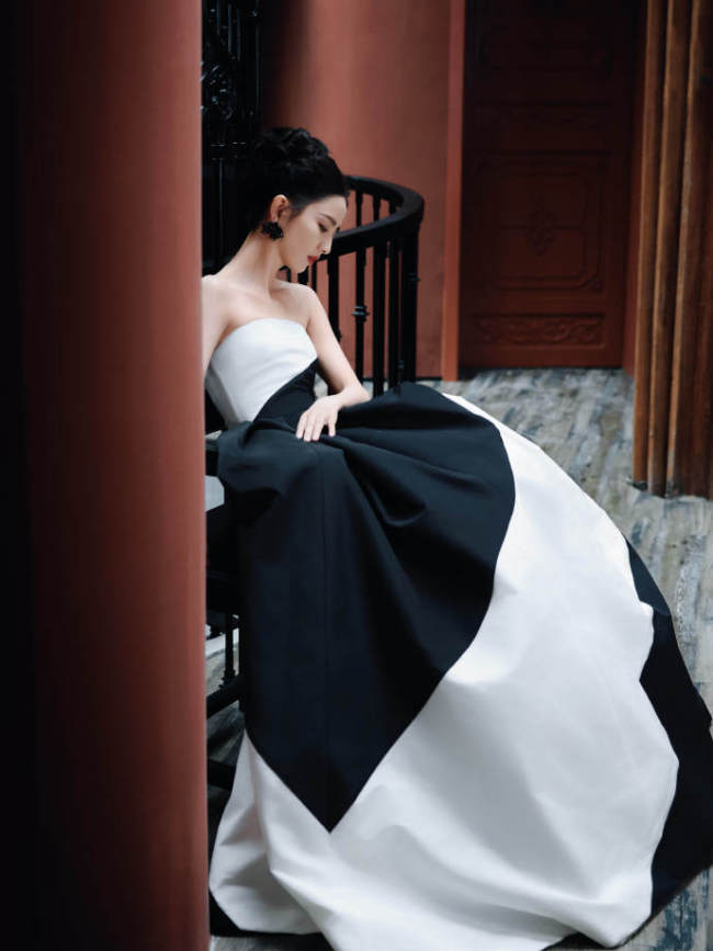 佟丽娅穿黑白拼色抹胸裙 气质优雅似公主