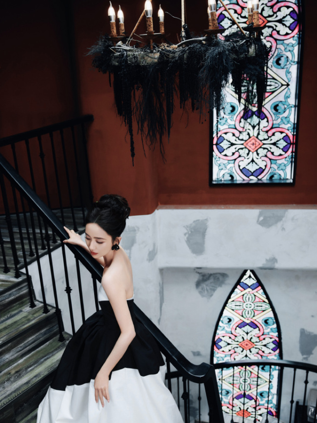 佟丽娅穿黑白拼色抹胸裙 气质优雅似公主