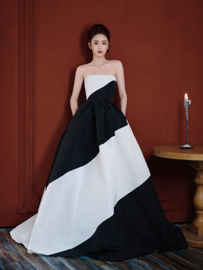 佟丽娅穿黑白拼色抹胸裙 气质优雅似公主