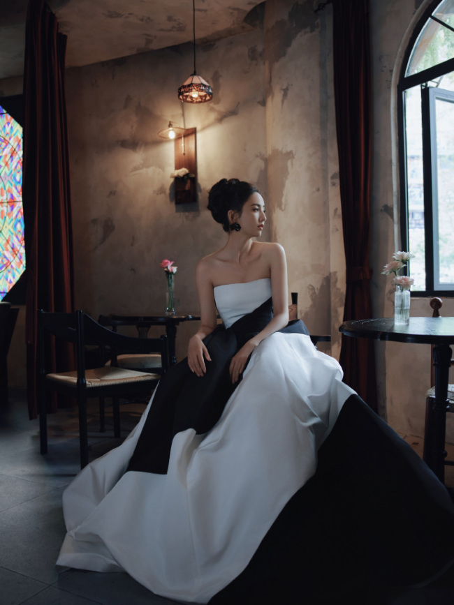 佟丽娅穿黑白拼色抹胸裙 气质优雅似公主