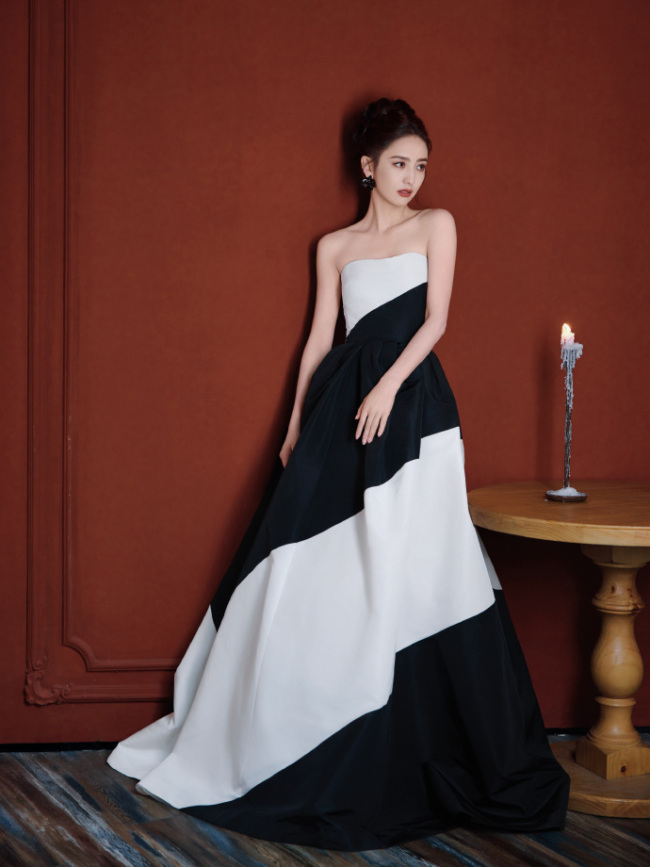 佟丽娅穿黑白拼色抹胸裙 气质优雅似公主