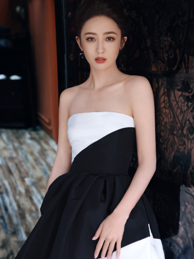 佟丽娅穿黑白拼色抹胸裙 气质优雅似公主