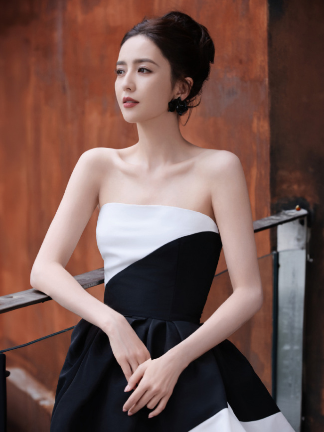 佟丽娅穿黑白拼色抹胸裙 气质优雅似公主