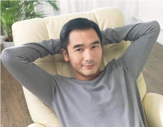 56岁方中信近照，小6岁妻子是香港小姐冠军，结婚11年女儿长这样