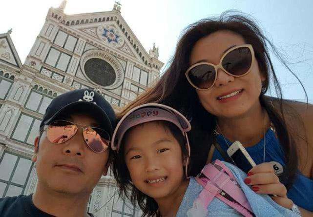 56岁方中信近照，小6岁妻子是香港小姐冠军，结婚11年女儿长这样