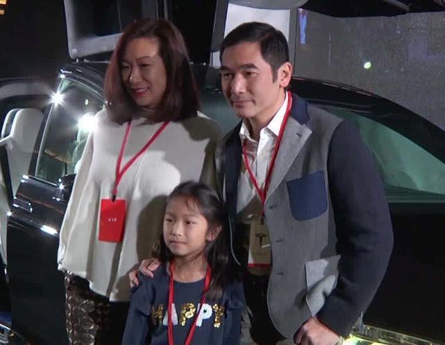 56岁方中信近照，小6岁妻子是香港小姐冠军，结婚11年女儿长这样