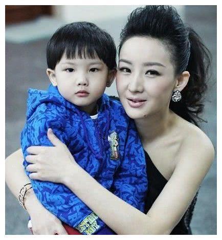 33岁周扬和靳东因戏生情, 48岁买红妹儿子长相帅气很像她