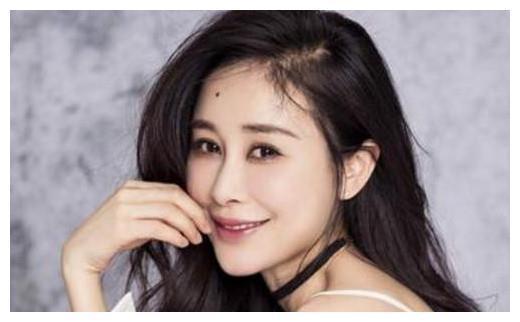 33岁周扬和靳东因戏生情, 48岁买红妹儿子长相帅气很像她