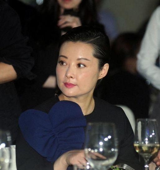 46岁袁立衰老得让人心疼，二婚嫁洋老公被家暴，至今无子