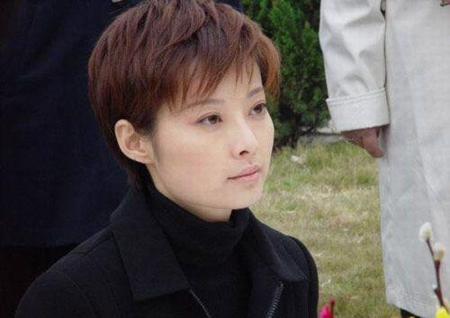 46岁袁立衰老得让人心疼，二婚嫁洋老公被家暴，至今无子