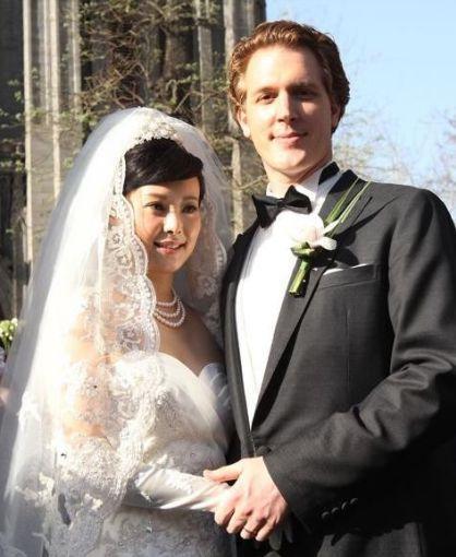 46岁袁立衰老得让人心疼，二婚嫁洋老公被家暴，至今无子