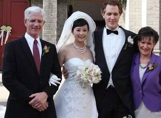 46岁袁立衰老得让人心疼，二婚嫁洋老公被家暴，至今无子