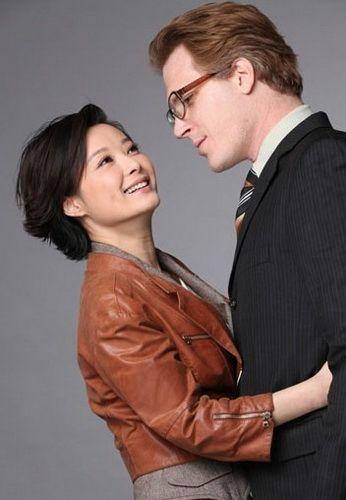 46岁袁立衰老得让人心疼，二婚嫁洋老公被家暴，至今无子