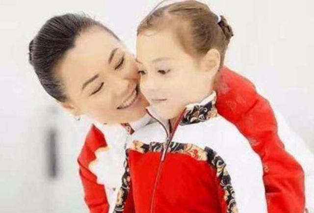 花滑冠军陈露现状：混血女儿成冠军，43岁依旧貌美被丈夫宠爱！