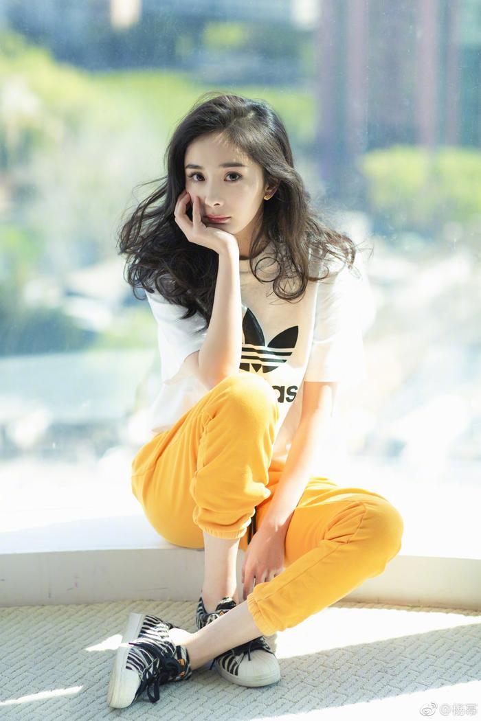 杨幂因不雅举动再引争议，网友：对她这种行为感到气愤