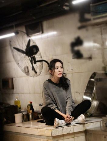 杨幂因不雅举动再引争议，网友：对她这种行为感到气愤