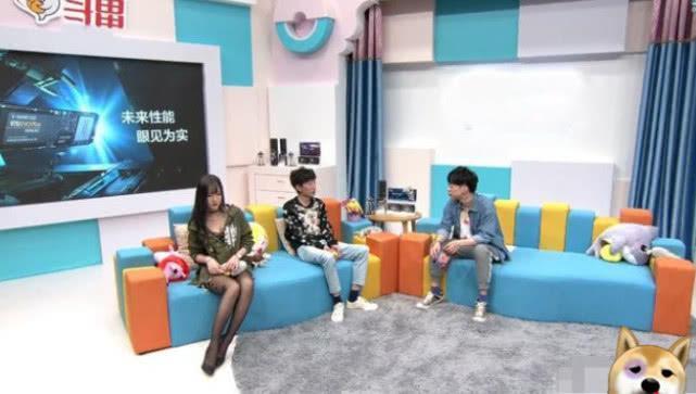 腐团儿穿白衬衫被官方封禁，“黑丝女王”逼成大妈，手动卸载斗鱼