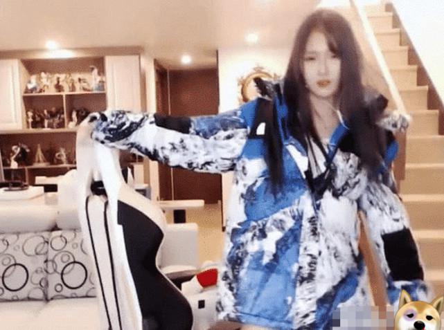 腐团儿穿白衬衫被官方封禁，“黑丝女王”逼成大妈，手动卸载斗鱼