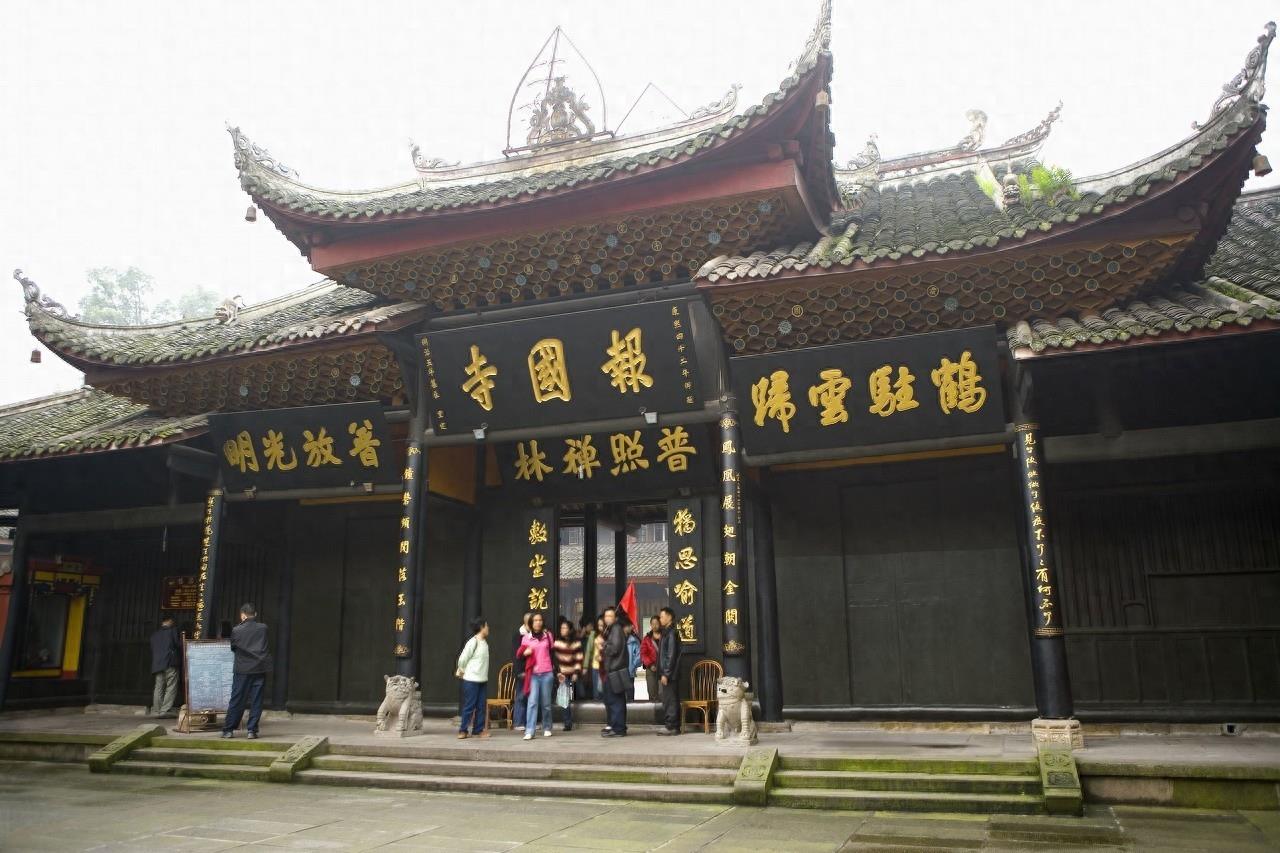 报国寺位于四川省峨眉山市峨眉山麓的凤凰坪，是全国重点寺院之一