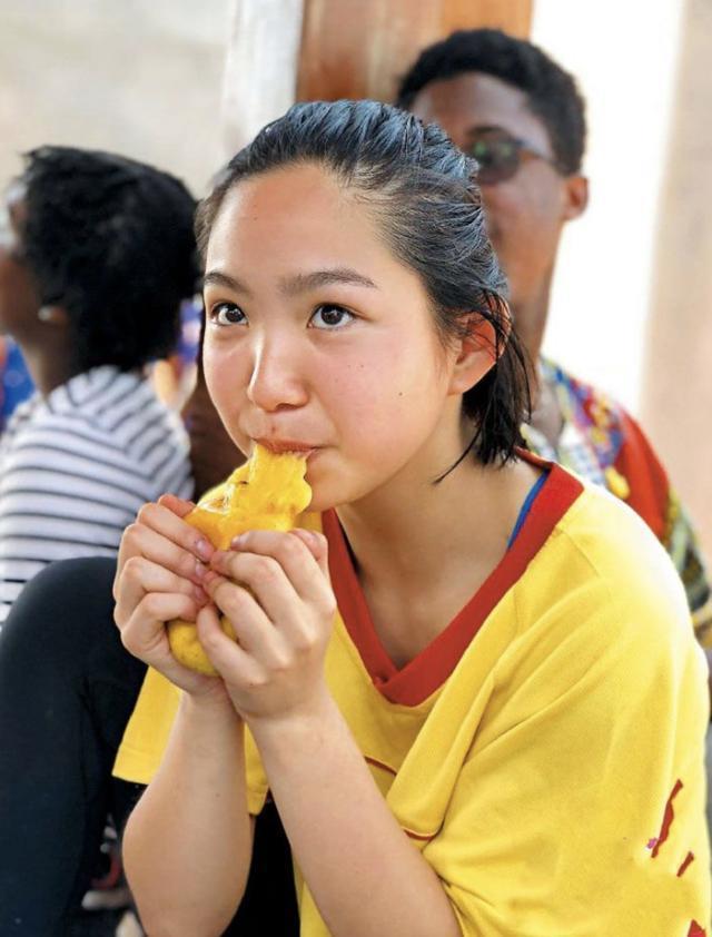 林青霞18岁次女邢言爱罕有露脸气质独特，长得像父亲