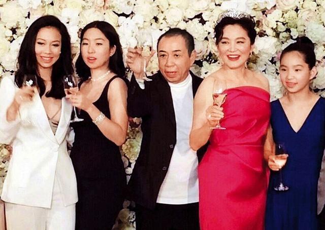 林青霞18岁次女邢言爱罕有露脸气质独特，长得像父亲