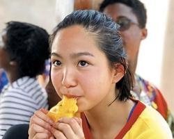 林青霞18岁次女邢言爱罕有露脸气质独特，长得像父亲