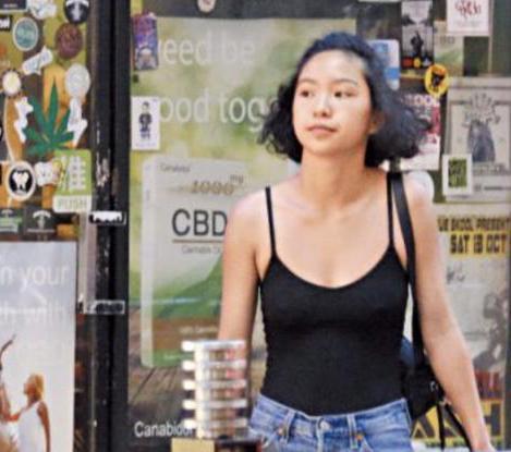 林青霞18岁次女邢言爱罕有露脸气质独特，长得像父亲