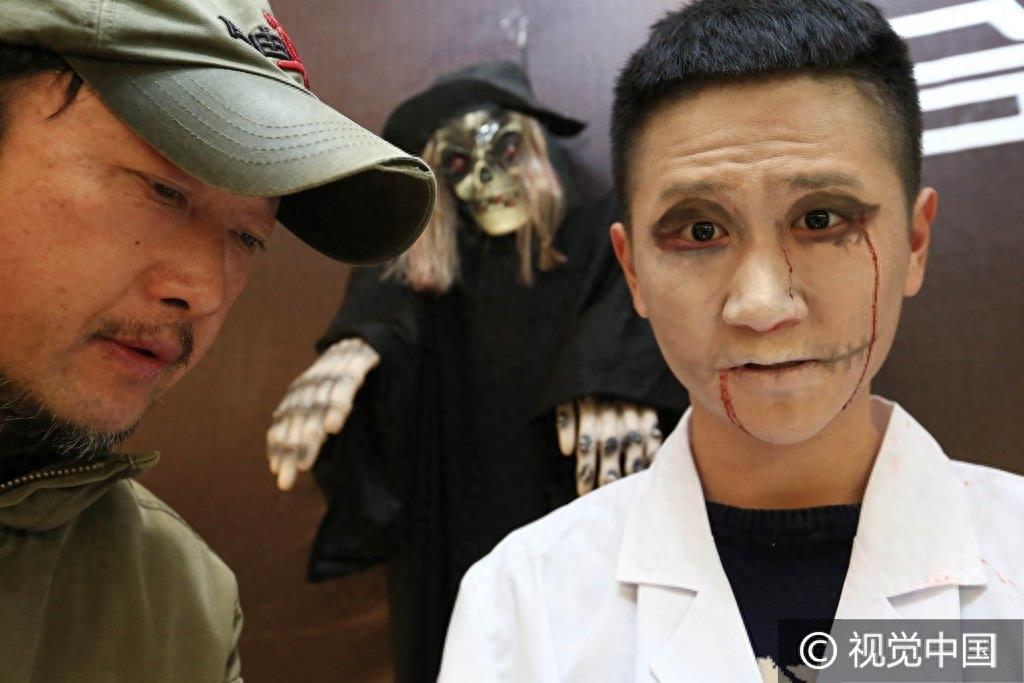 湖北襄阳藤木病院主题鬼屋开张 市民排队体验