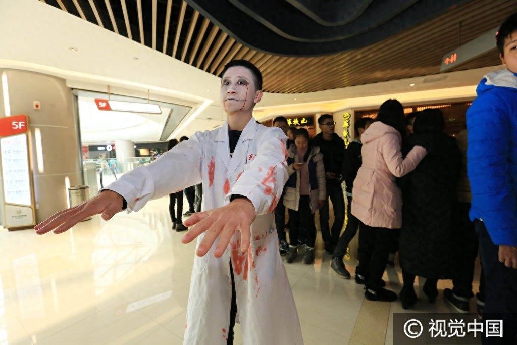 湖北襄阳藤木病院主题鬼屋开张 市民排队体验