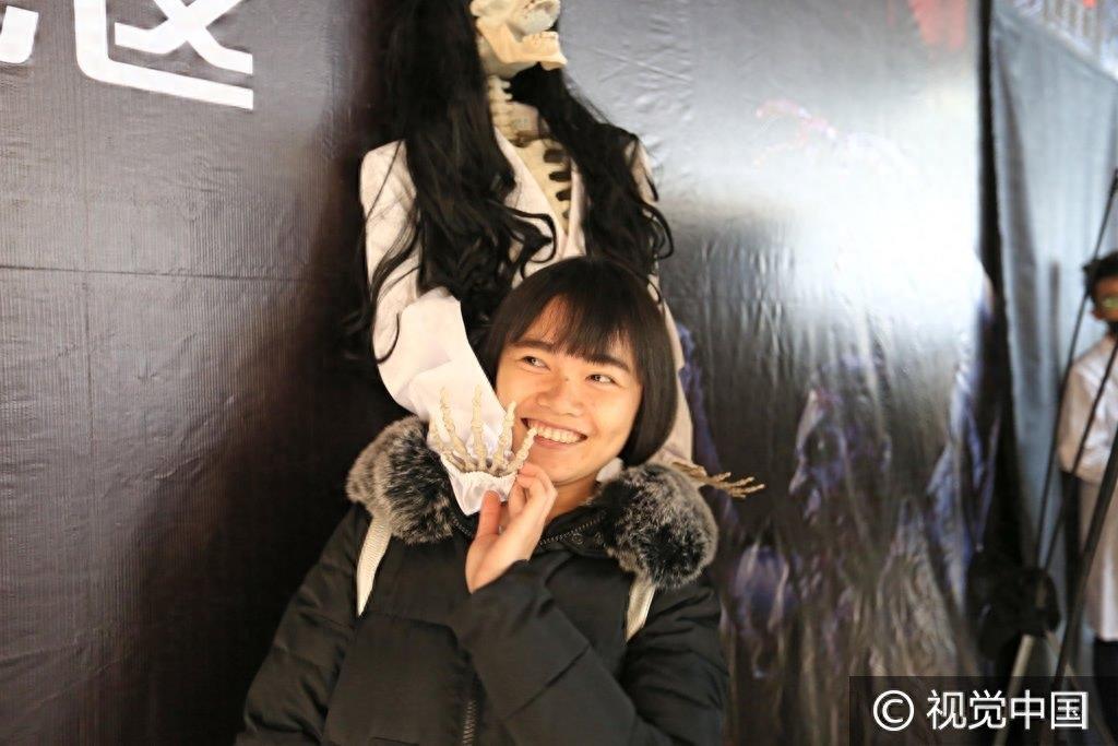 湖北襄阳藤木病院主题鬼屋开张 市民排队体验