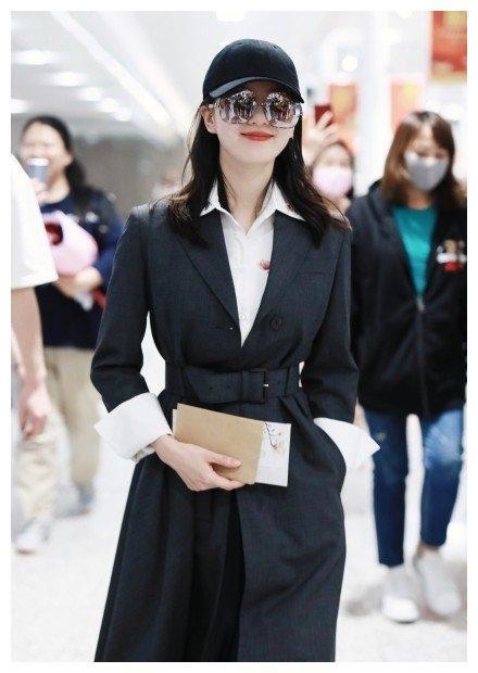 刘诗诗现身上海 状态极好  又美又飒